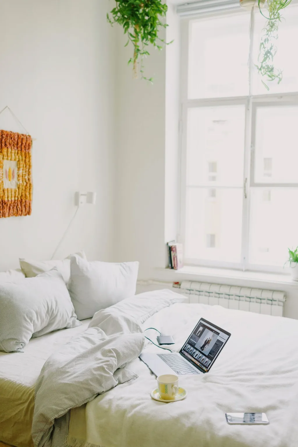 Une chambre lumineuse avec un lit près de la fenêtre